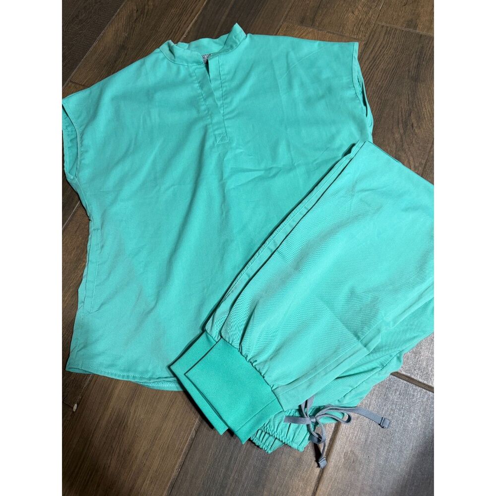 NiaHinn green scrubs